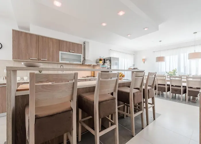 4 Bedroom Amazing Home In Debeljak Hébergement de vacances *