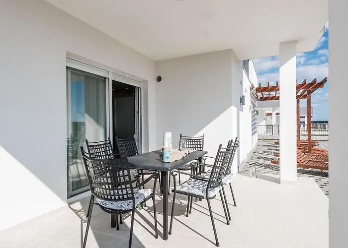 4 Bedroom Amazing Home In Debeljak Debeljak