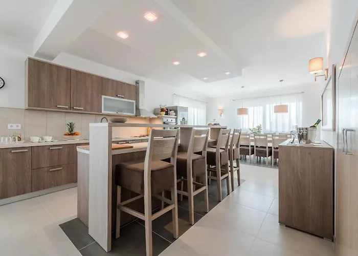 Hébergement de vacances 4 Bedroom Amazing Home In Debeljak Debeljak