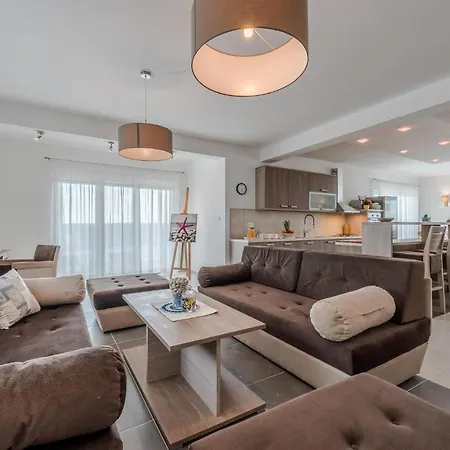 Amazing Home In Debeljak Debeljak