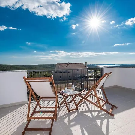 Holiday home 4 Bedroom Amazing Home In Debeljak *