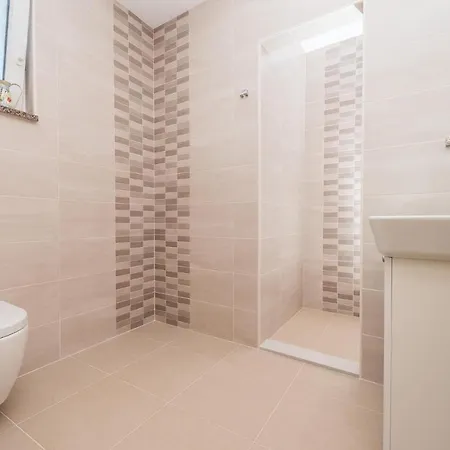 4 Bedroom Amazing Home In Debeljak