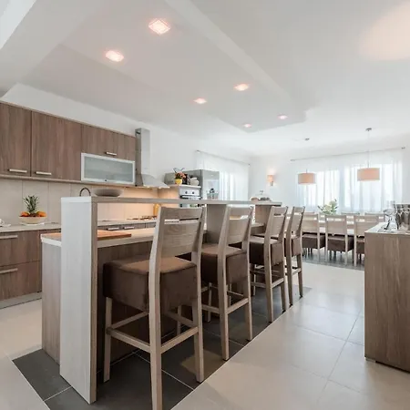بيت للعطل Amazing Home In Debeljak Debeljak