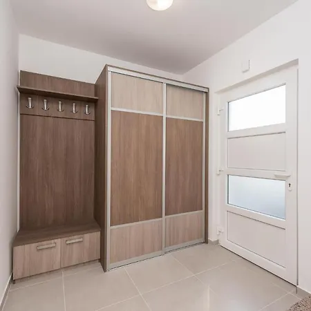 4 Bedroom Amazing Home In Debeljak Casa de Férias *
