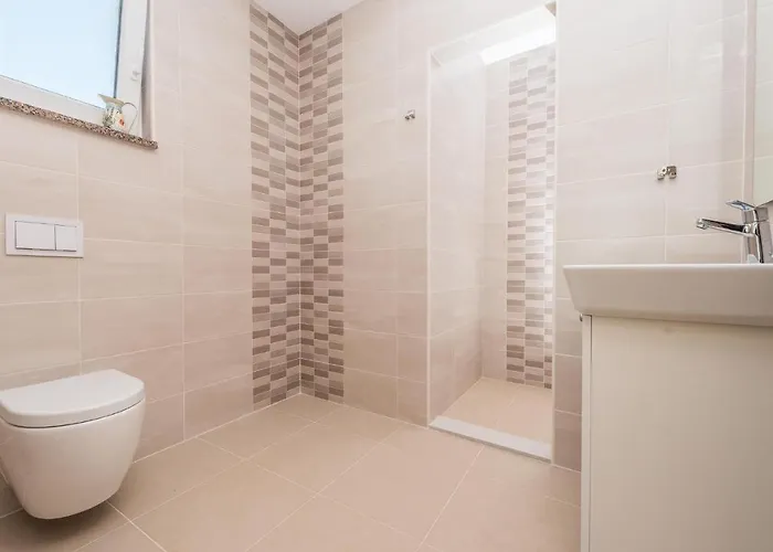 4 Bedroom Amazing Home In Debeljak