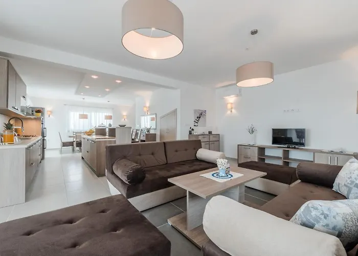 4 Bedroom Amazing Home In Debeljak