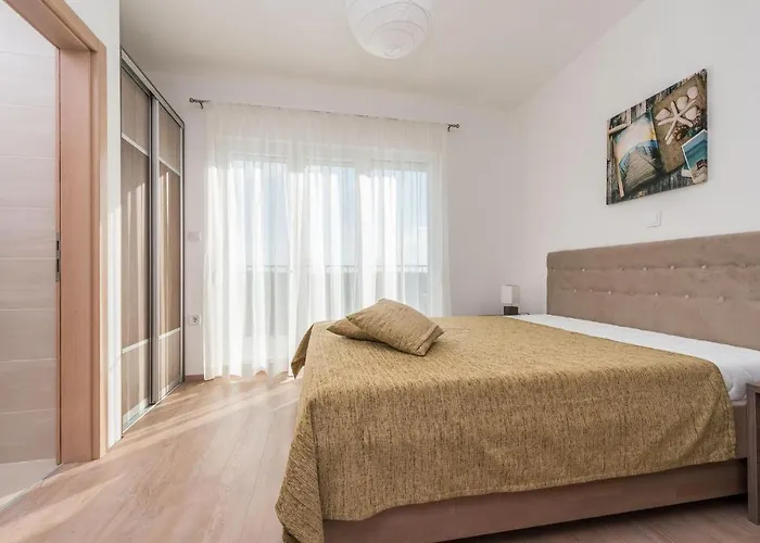 4 Bedroom Amazing Home In Debeljak *