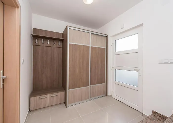 4 Bedroom Amazing Home In Debeljak Holiday home *