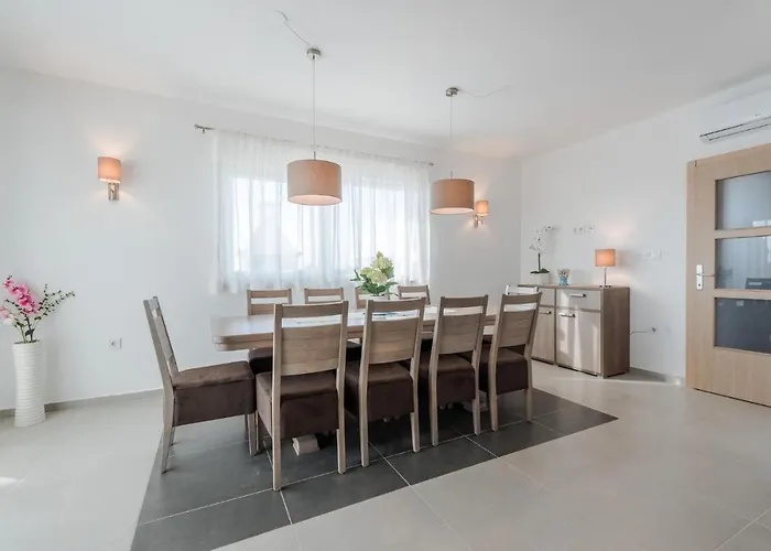 4 Bedroom Amazing Home In Debeljak